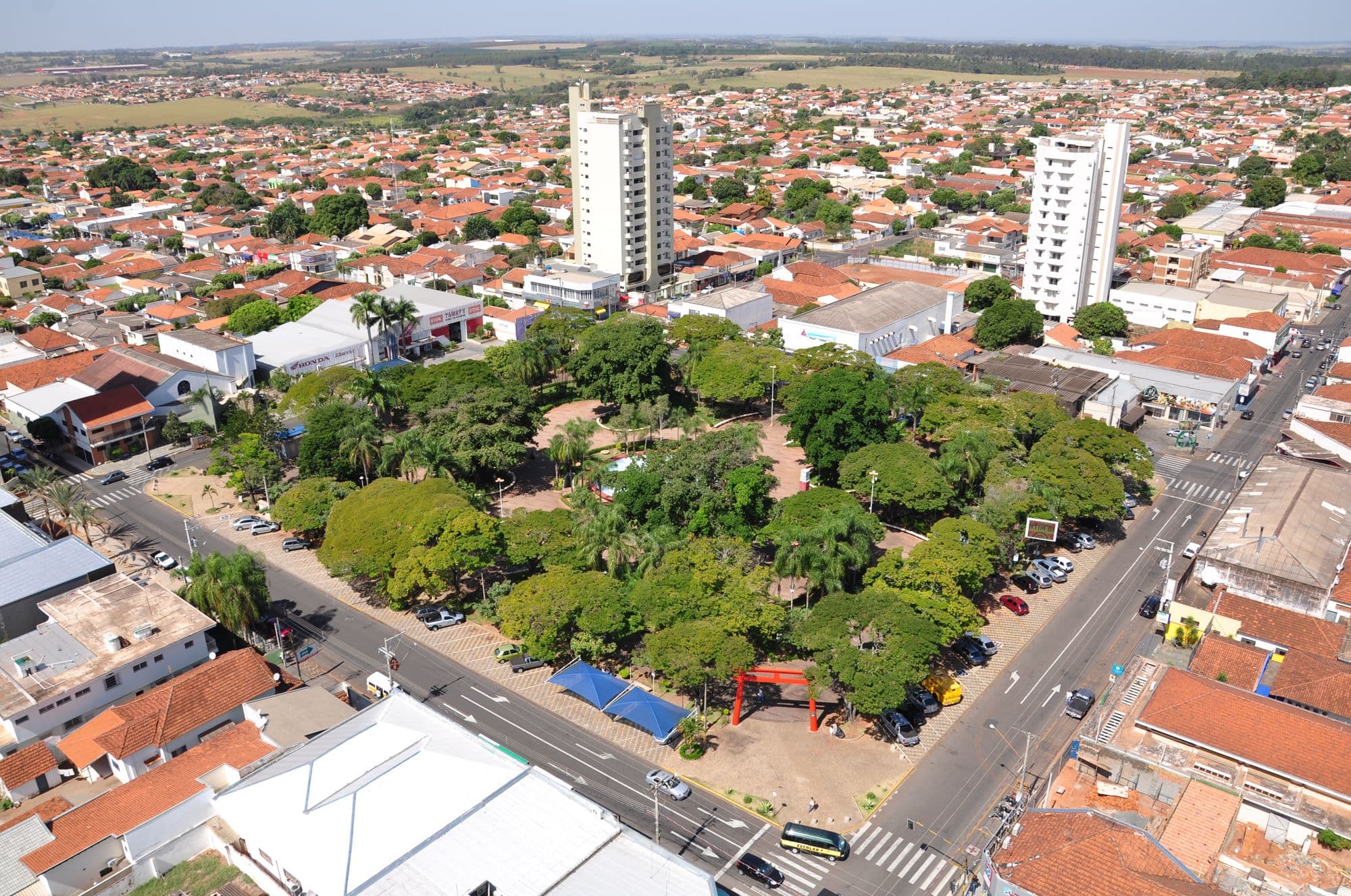 Vista aérea do centro de Votuporanga, com a praça arborizada e os prédios ao redor